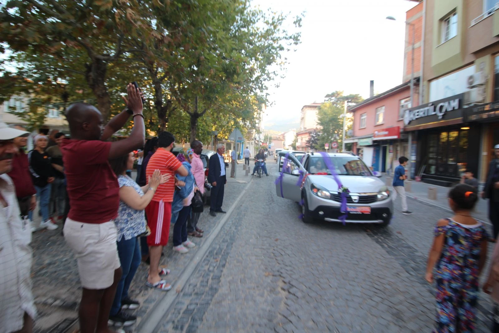 Yabancı turistler gelin ve damadı araçtan indirip çiftetelli oynadı