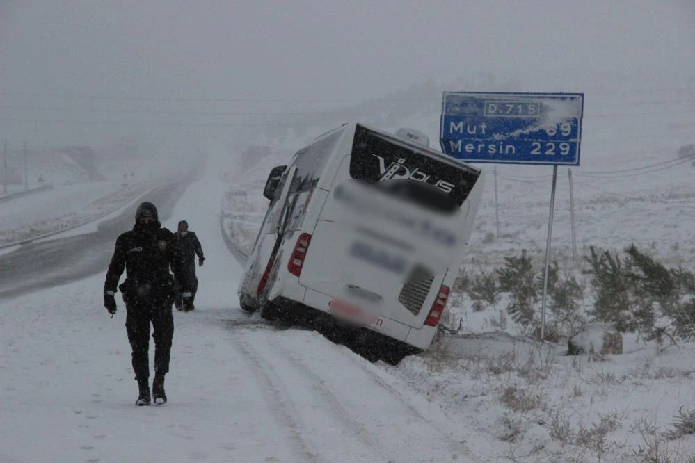 Kaza yapan otobüste ilginç görüntü: 24 kişi bagajdan çıktı