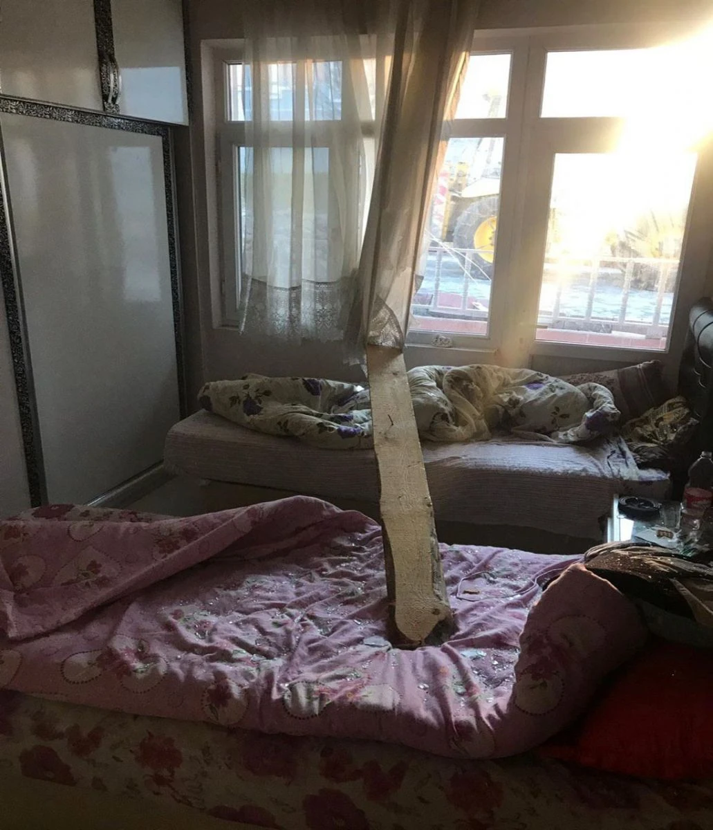 Fırtınada çatıdan uçan molozlar bir eve girdi: 1 yaralı