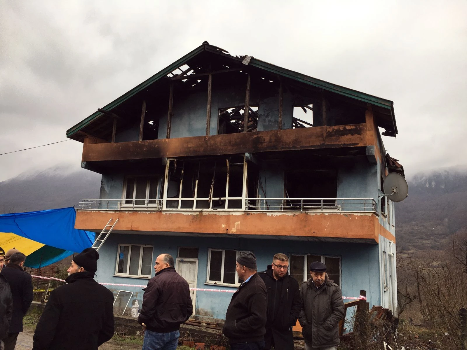 Yangında ölen babaanne ve torunlarına ağlatan veda