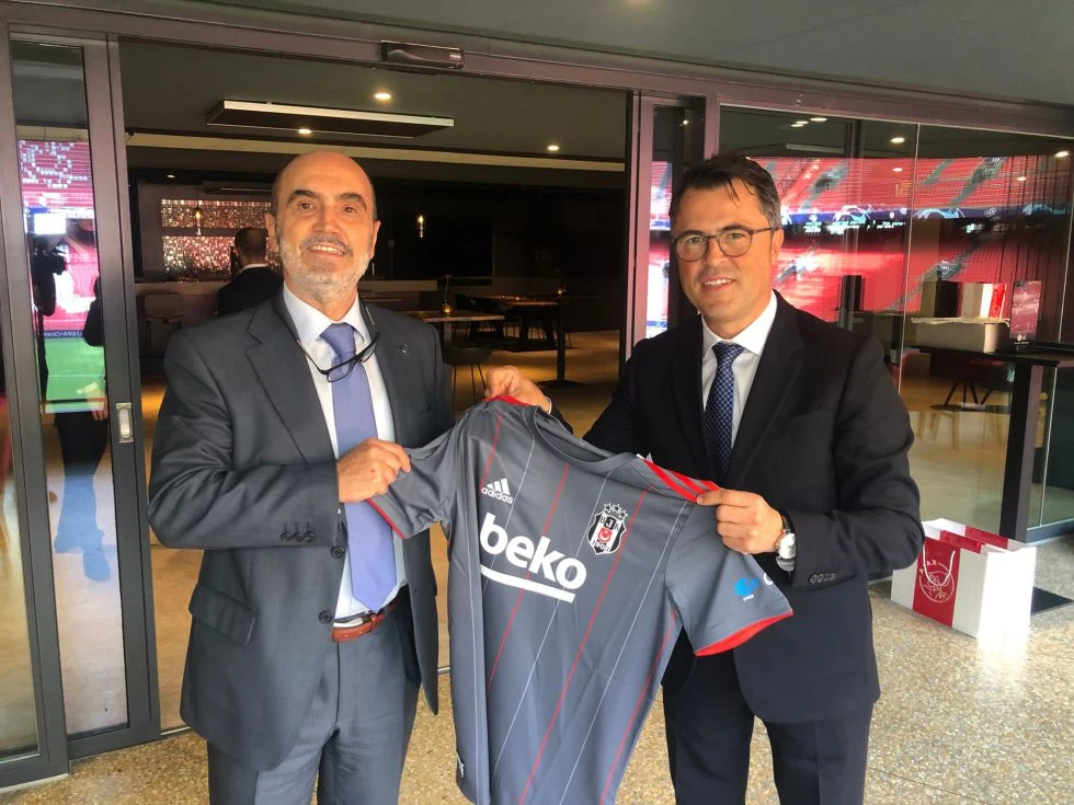 Beşiktaş yöneticileri Ajax yetkililerini şaşkına uğrattı!