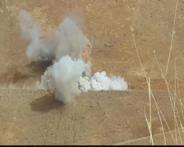 Asker paylaştı, işte Van'da bulunan bomba yüklü aracın imha edilme anı