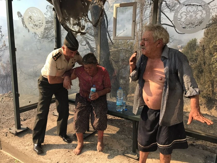 Muğla'da çıkan yangın rüzgarın etkisiyle büyüyor