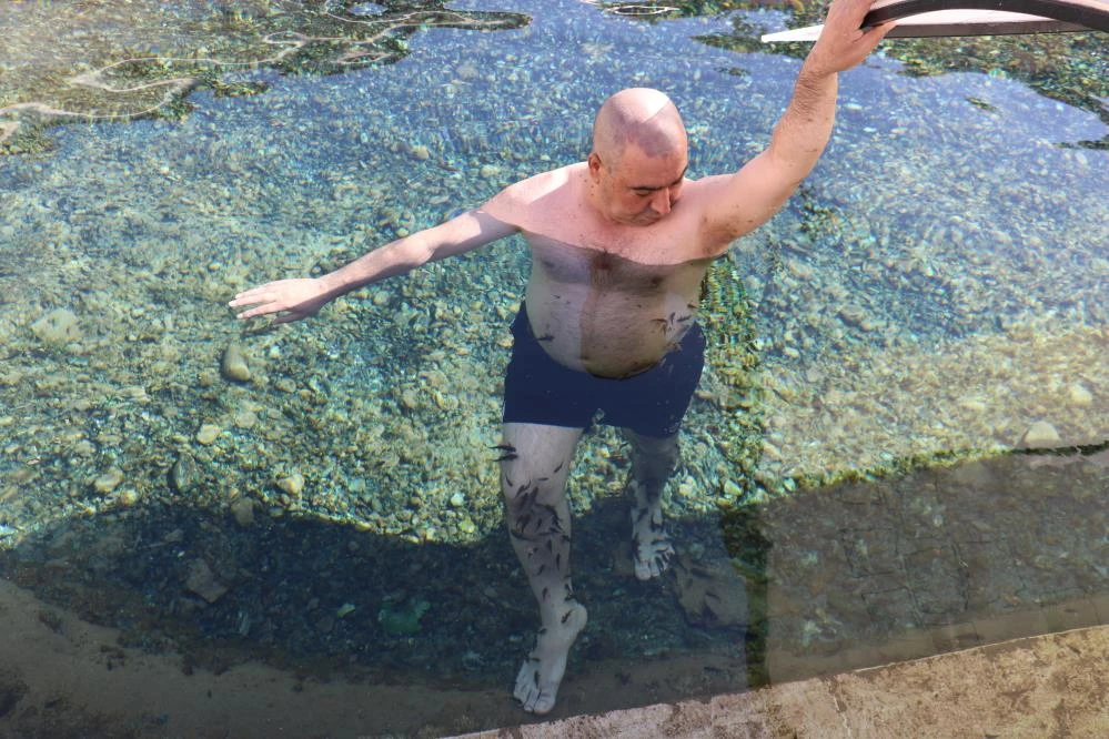 Korona virüsün uğramadığı kaplıcadaki balıklar şifa saçıyor