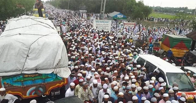 Bangladeş’te binlerce kişi salgına rağmen cenaze törenine katıldı