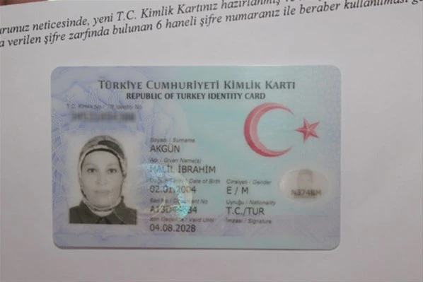 Yeni kimlik kartını görünce inanamadı!