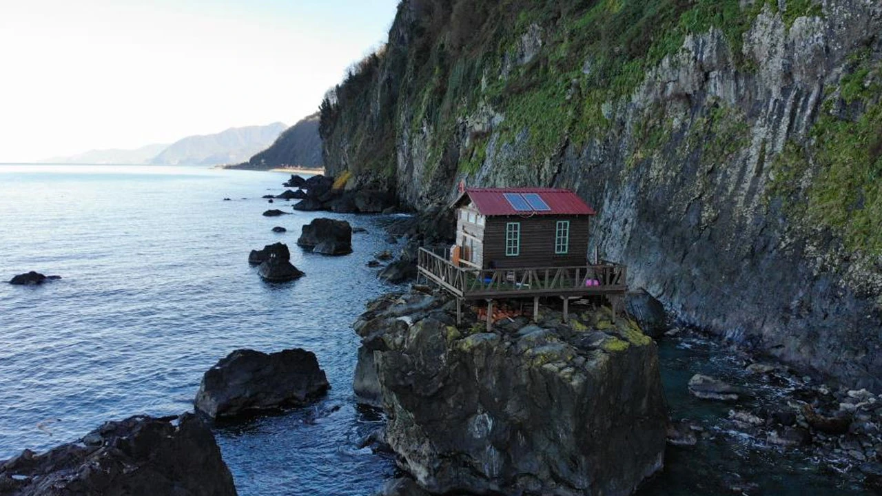 Dev kayanın üzerinde ahşap baraka: Sadece tekneyle gidilebiliyor