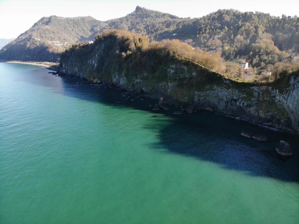 Dev kayanın üzerinde ahşap baraka: Sadece tekneyle gidilebiliyor