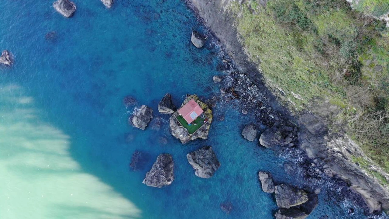 Dev kayanın üzerinde ahşap baraka: Sadece tekneyle gidilebiliyor