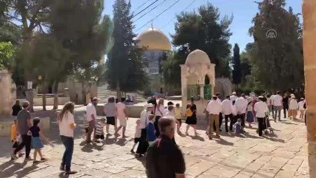 Fanatik Yahudiler Mescid-i Aksa'yı basıp İsrail bayrağı açtı