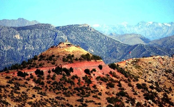 Mehmetçik Hakurk'a Türk bayrağını dikti!