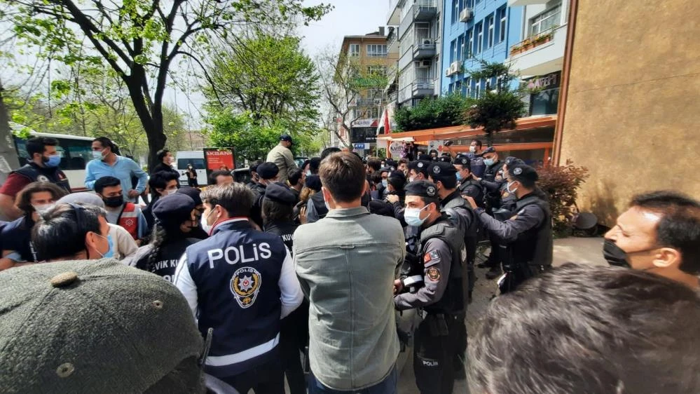 Beşiktaş'ta 1 Mayıs eylemlerine polis müdahalesi: Taksim'e yürümek isteyen gruba müdahale