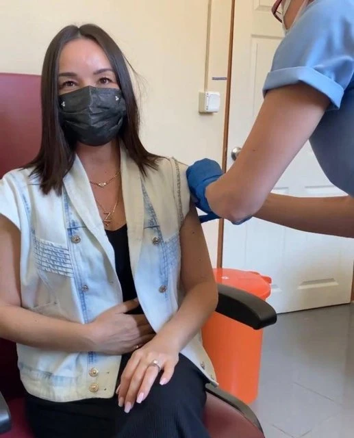 Aşı sırası ünlü isimlerde: Koşa koşa gittiler