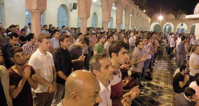 Tüm yurtta Berat Kandili coşkusu