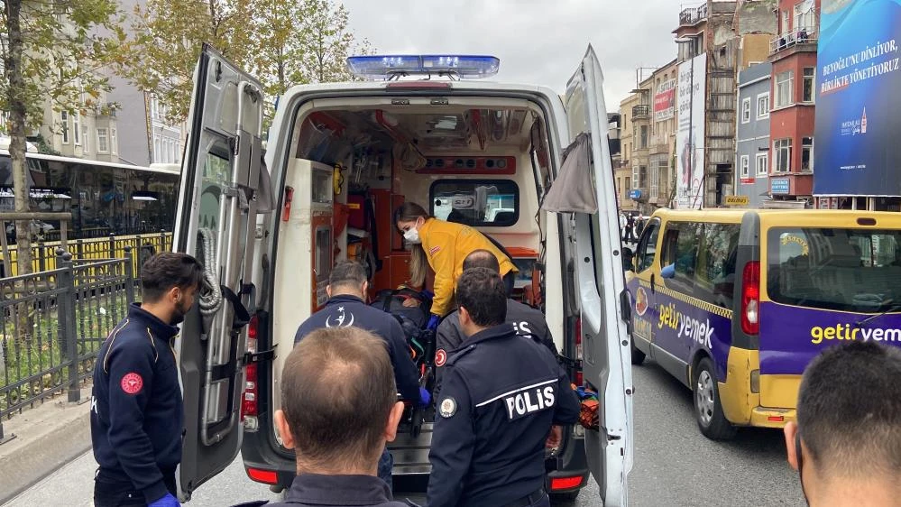 Seyir halindeki taksi yaşlı adama çarptı