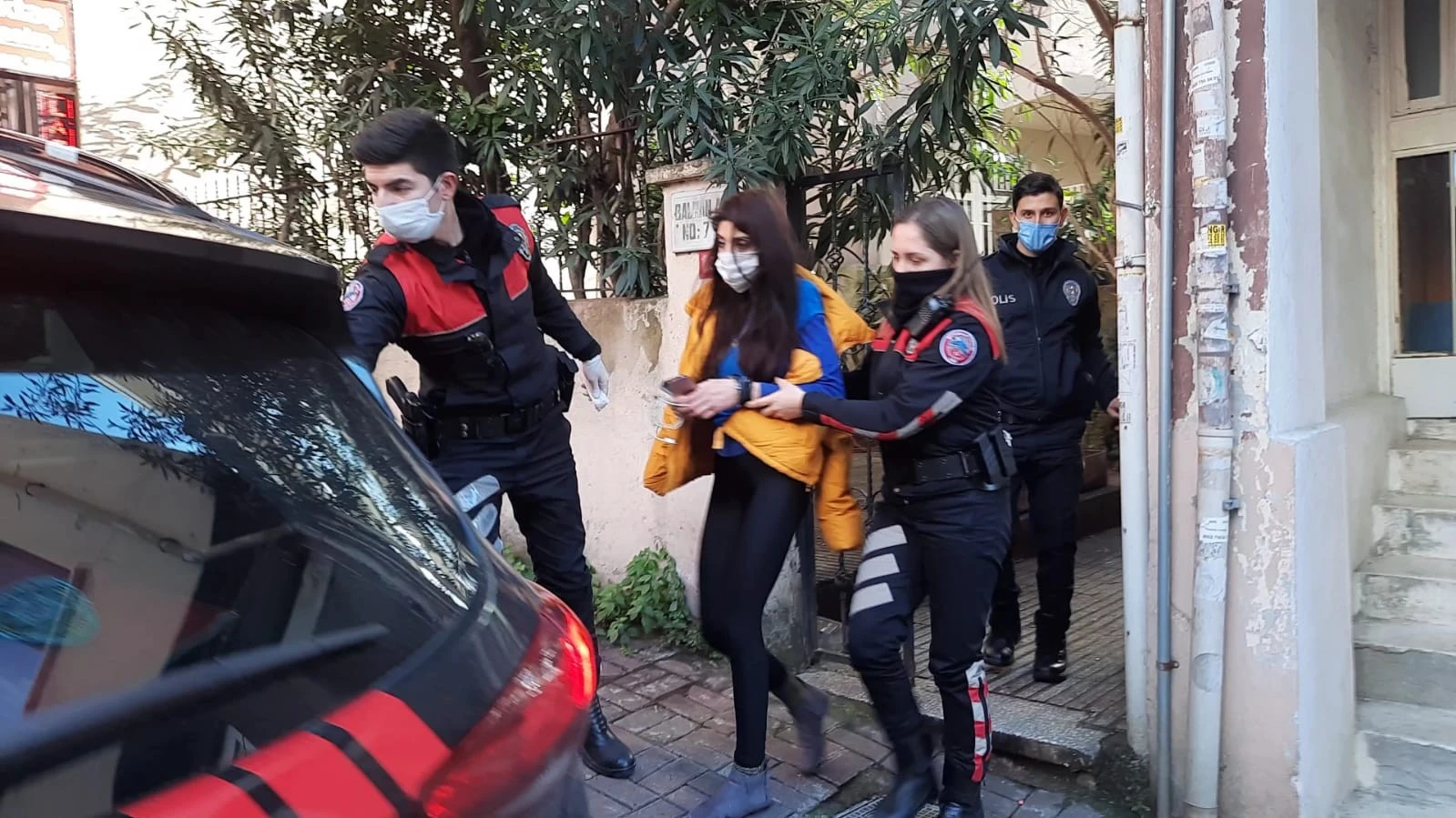 Beşiktaş'ta korku dolu anlar: Göğsünden yaralandı, kendini sokağa attı