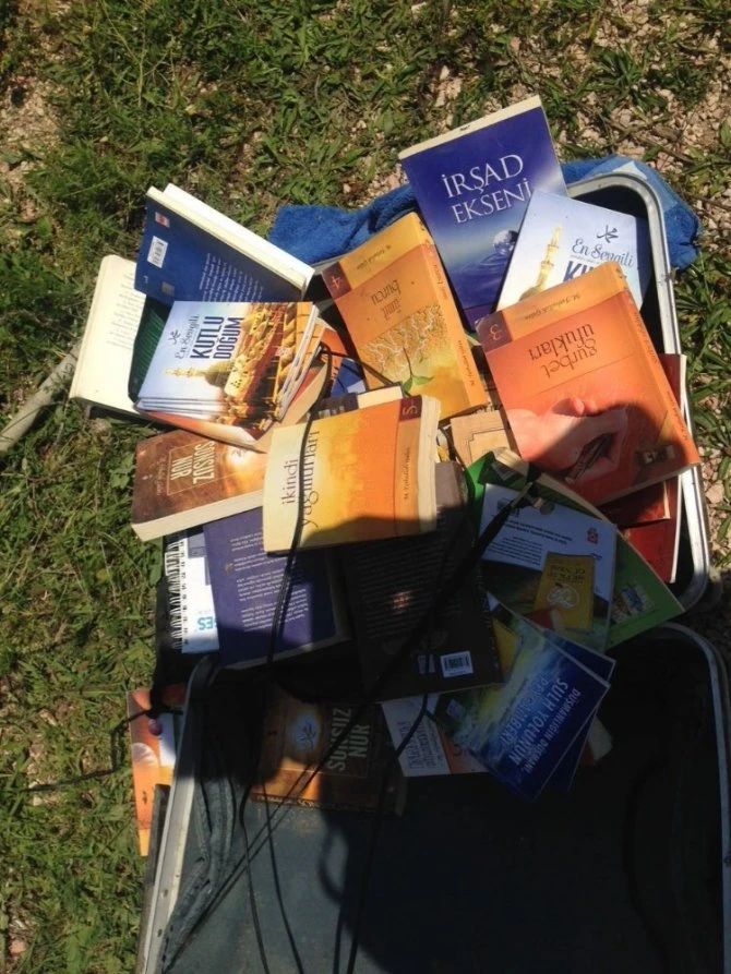 Boş arazide Gülen’in kitapları bulundu