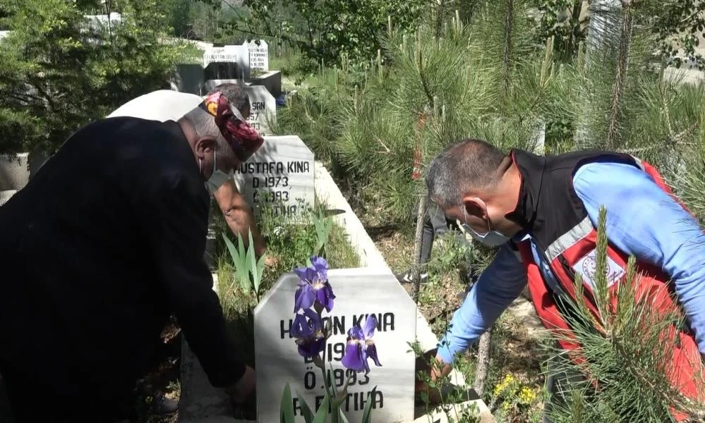 Şehitlikte buruk bayramlaşma