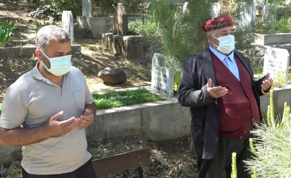 Şehitlikte buruk bayramlaşma