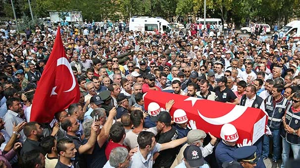 Şehit uzman çavuş gözyaşlarıyla toprağa verildi