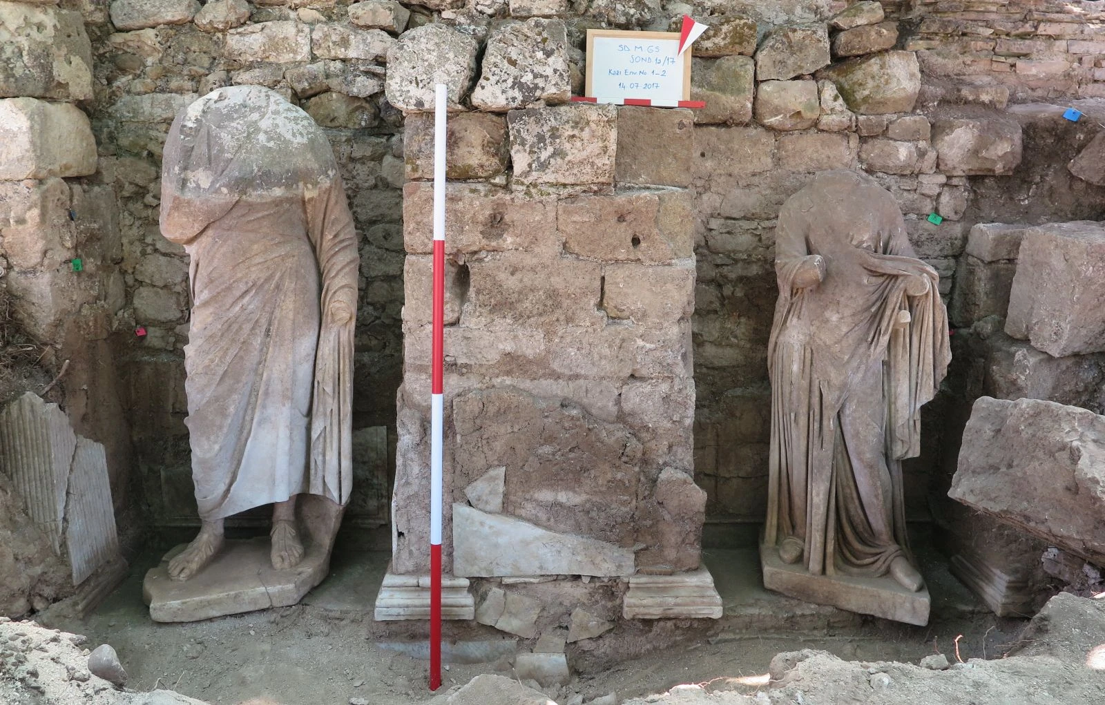 Side Antik Kentinde Roma Dönemine ait iki heykel bulundu