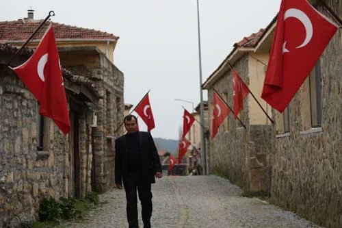 Bigalı köyünde her eve Türk bayrağı asıldı