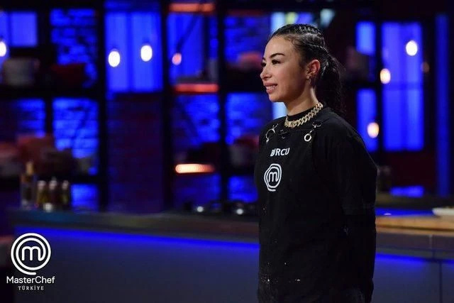 MasterChef yarışmacısı Burcu Önal'ın eşi görenleri hayrete düşürdü! Ünlü oyuncunun adeta ikizi çıktı
