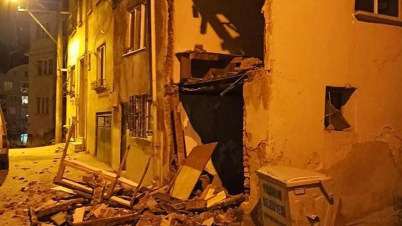 Fırtına minareyi beşik gibi salladı