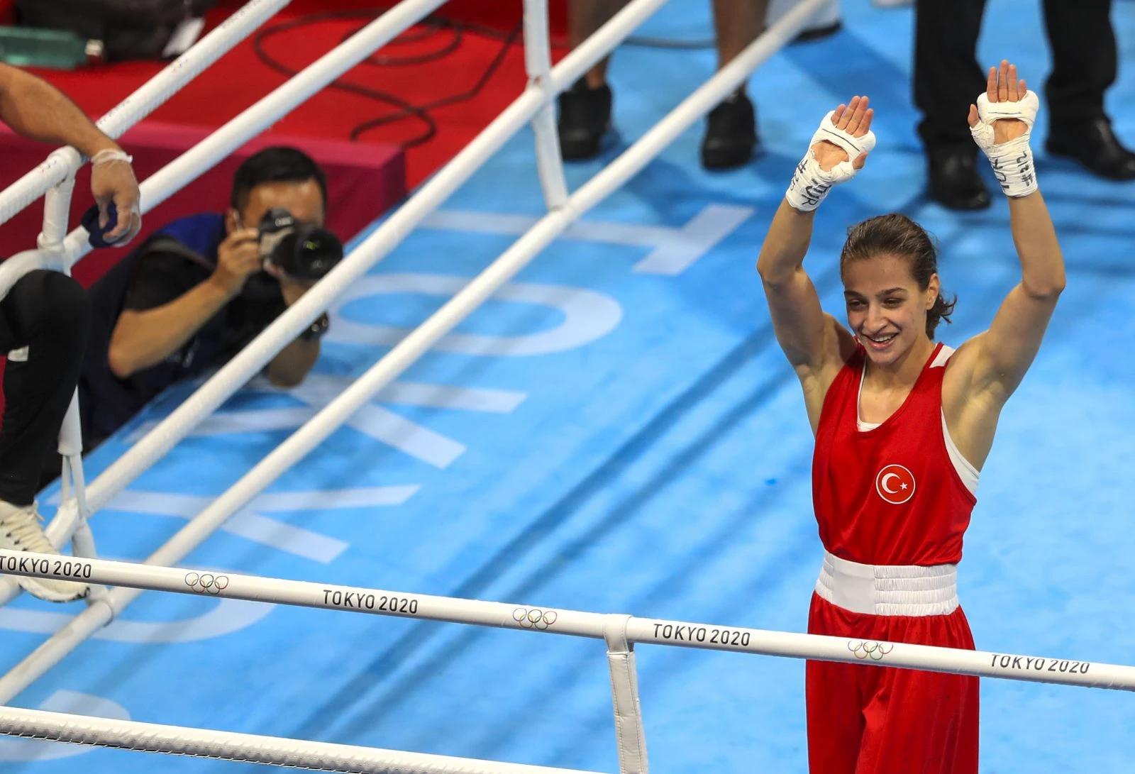 Milli boksörlerimiz Buse Naz Çakıroğlu ile Busenaz Sürmeneli, Tokyo'da finale yükseldi