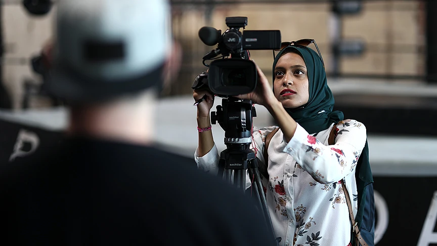 Hayalinden vazgeçmedi, ABD'nin ilk başörtülü haber spikeri oldu