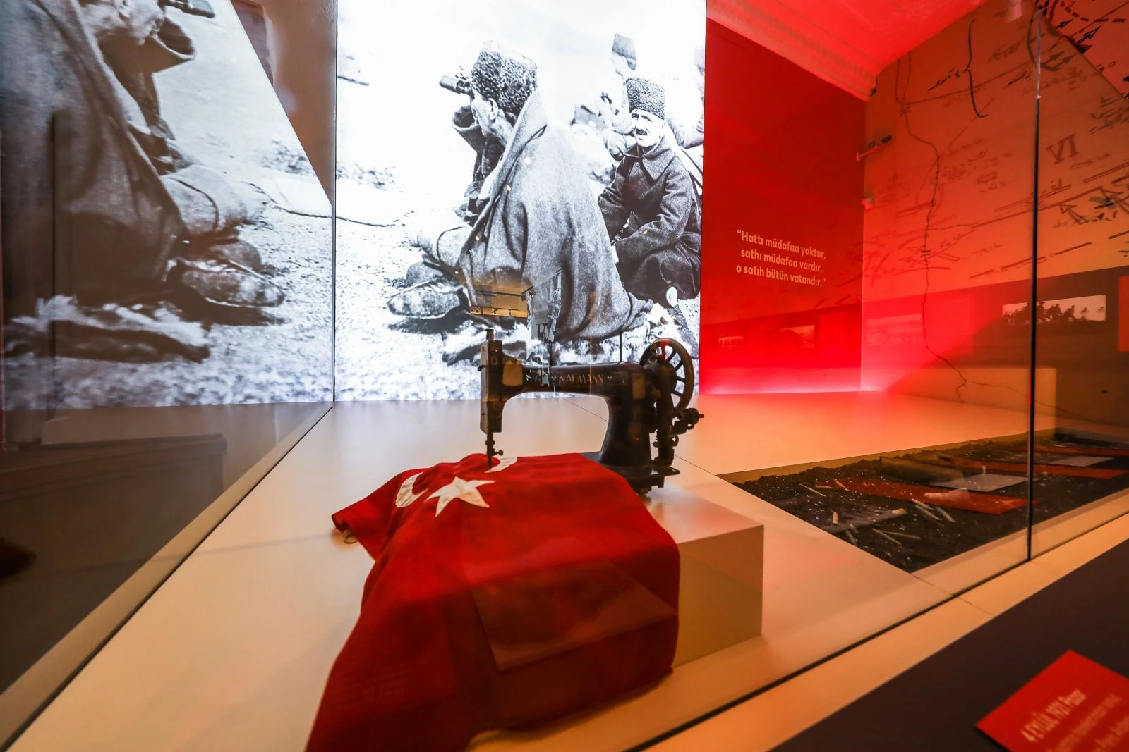 Türkiye İş Bankası Müzesi'nin yeni sergisi ‘Bir Asrın Ardından'