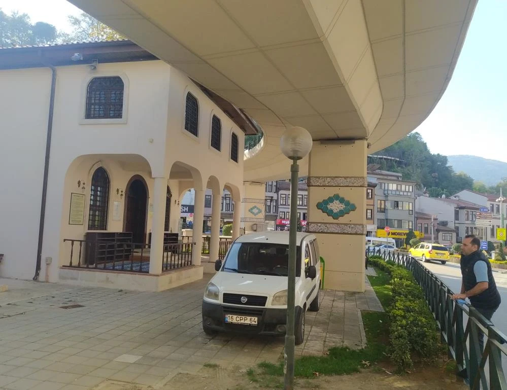 Ölüm tehlikesi geçirmeden bu camiye giriş yok!