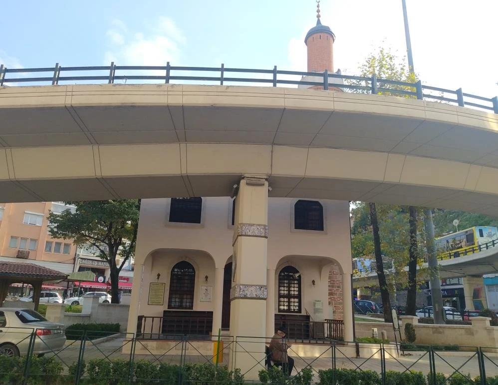 Ölüm tehlikesi geçirmeden bu camiye giriş yok!