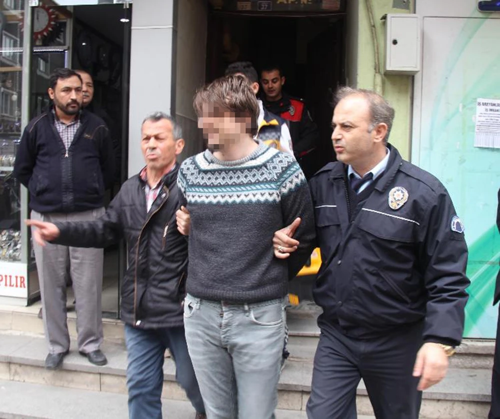 Çırılçıplak çatıya çıktı!