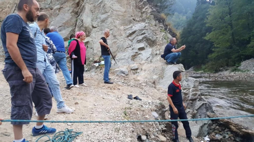 Baraj kapakları açıldı: 17 kişi mahsur kaldı