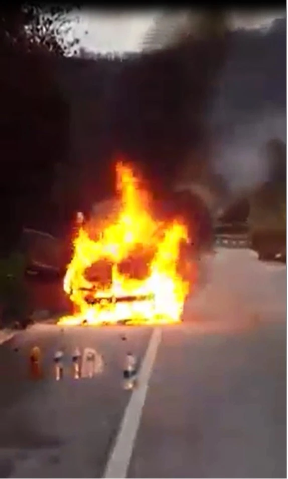 Aracı alev alev yandı