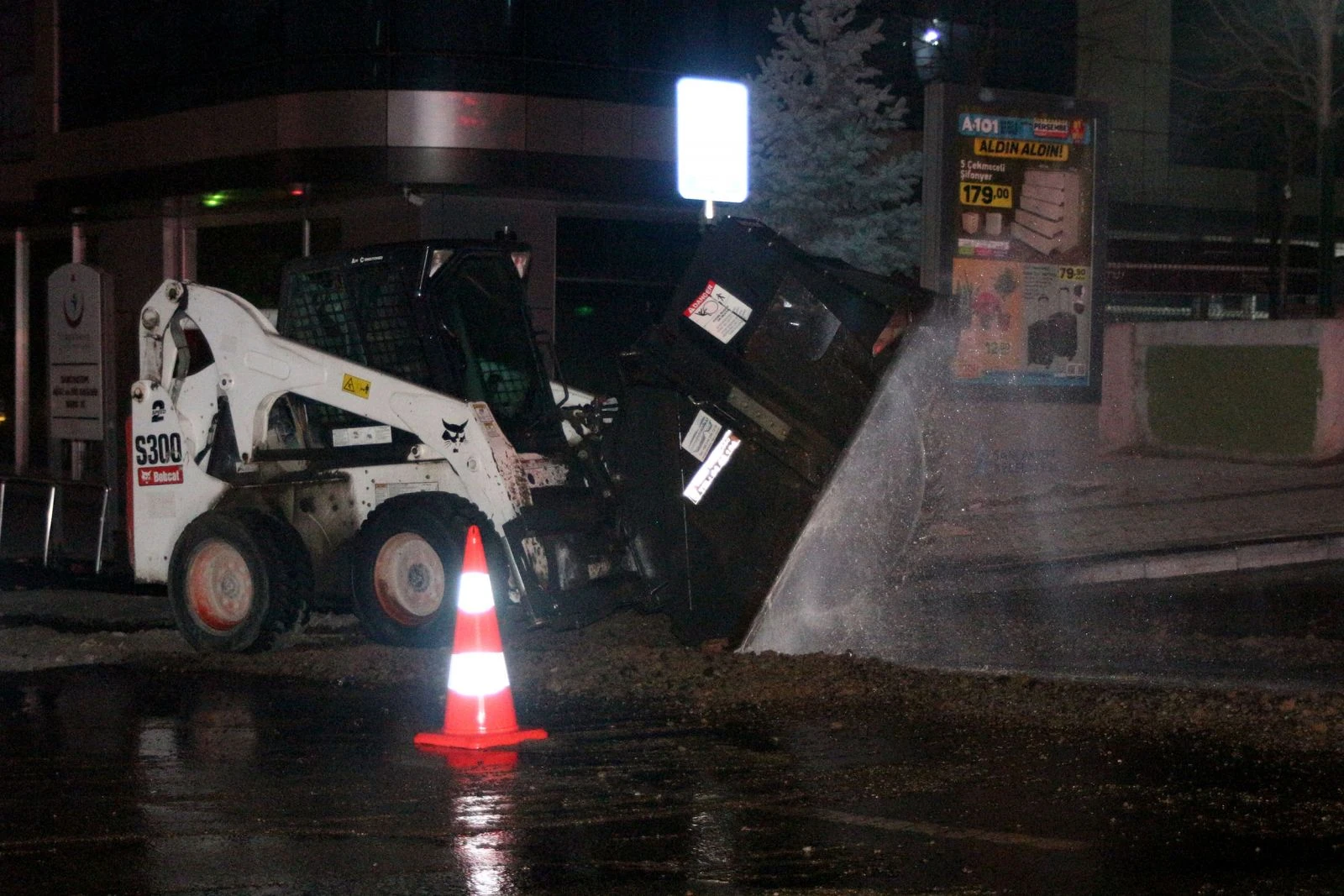 İstanbul Sancaktepe'deki yol çalışmasında NATO petrol hattı delindi
