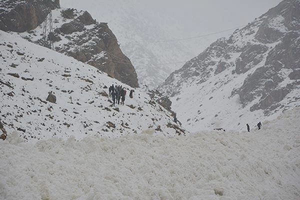 Van Çatak karayolu çığ düşmesi sonucu ulaşıma kapandı