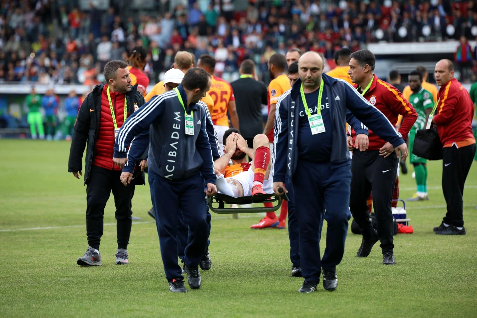 Emre Akbaba'nın Rizespor maçında ayağı kırıldı