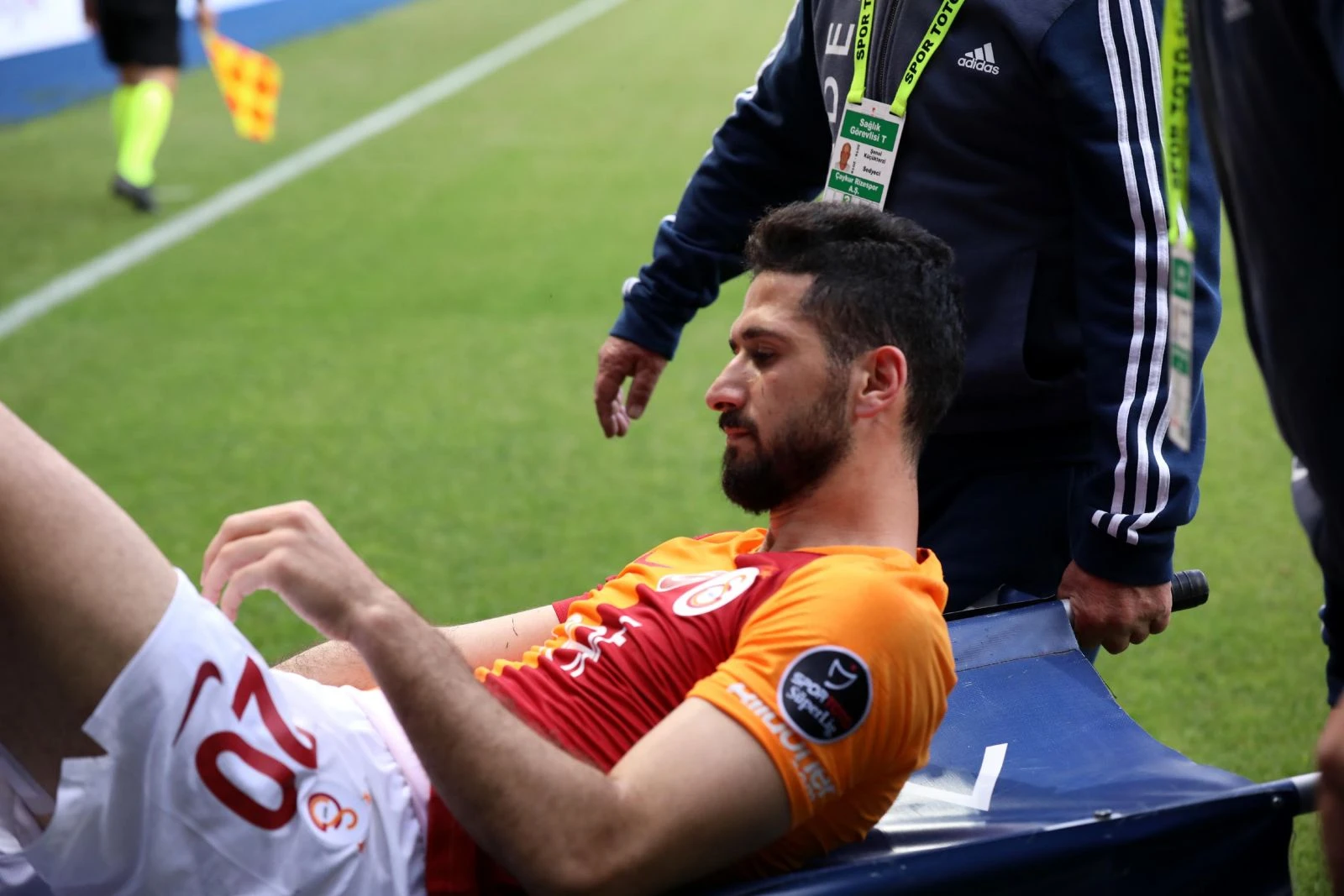 Emre Akbaba'nın Rizespor maçında ayağı kırıldı