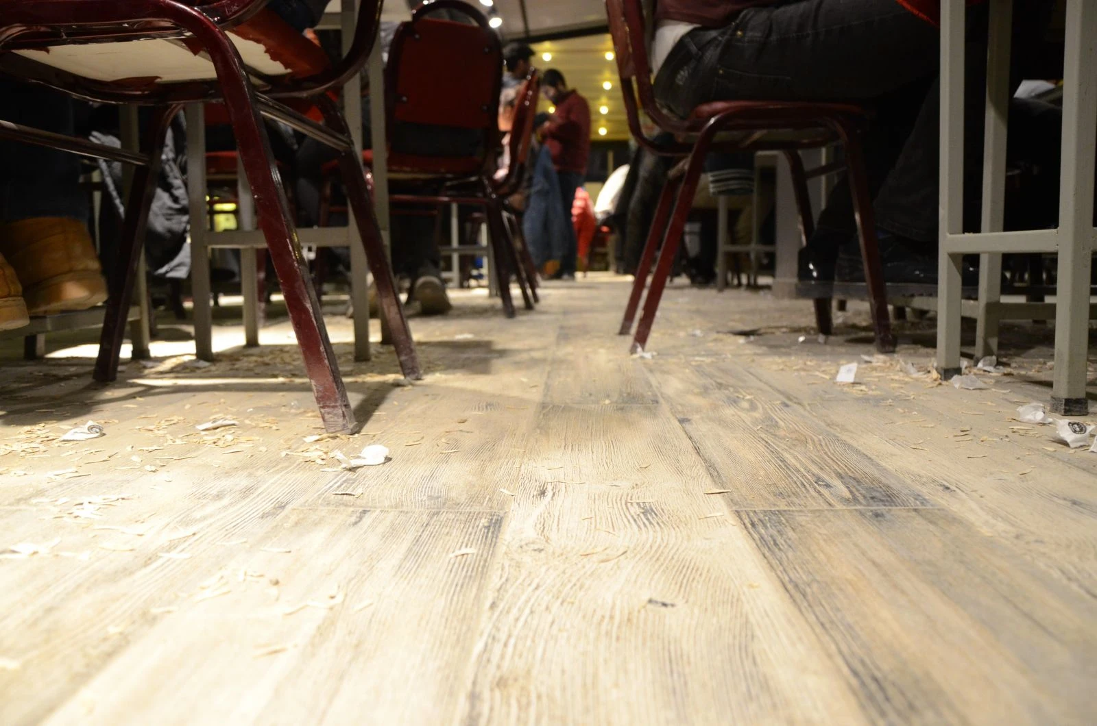 Kahvede yere çekirdek kabuğu atmayana çay cezası