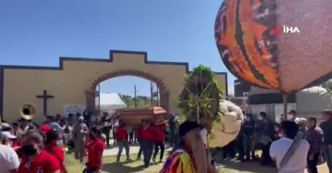 Meksika'da yine müzikli danslı havai fişekli cenaze töreni