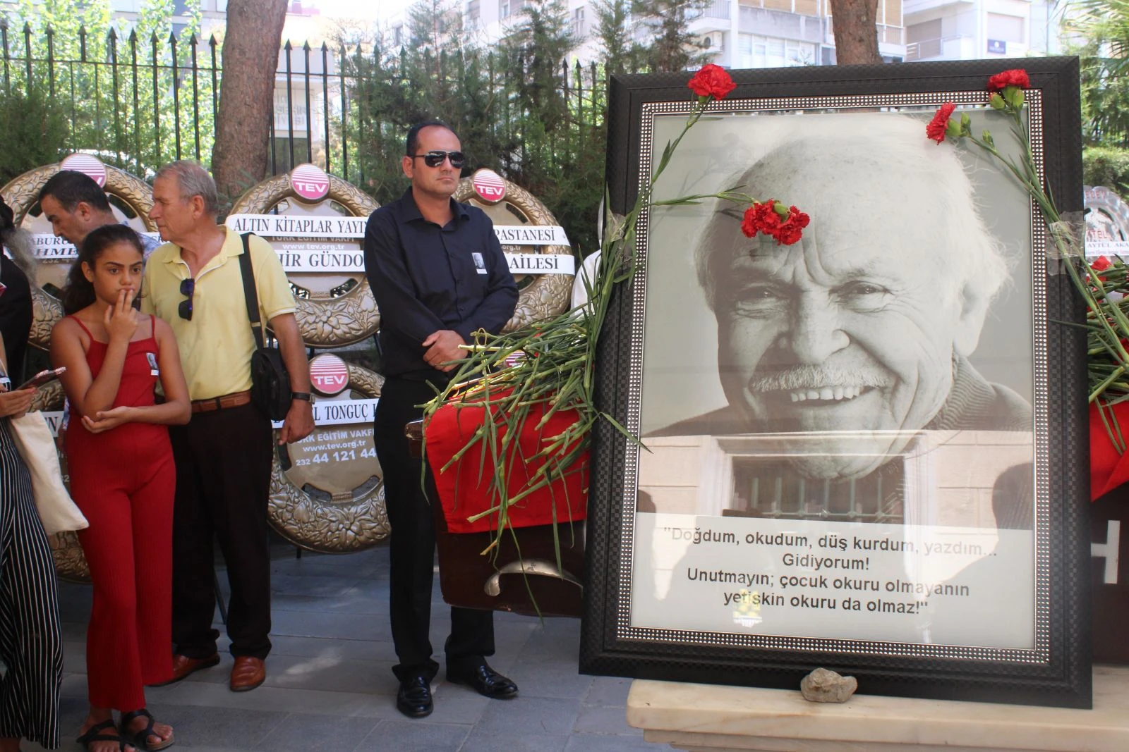 Usta yazar İzgü son yolculuğuna uğurlandı