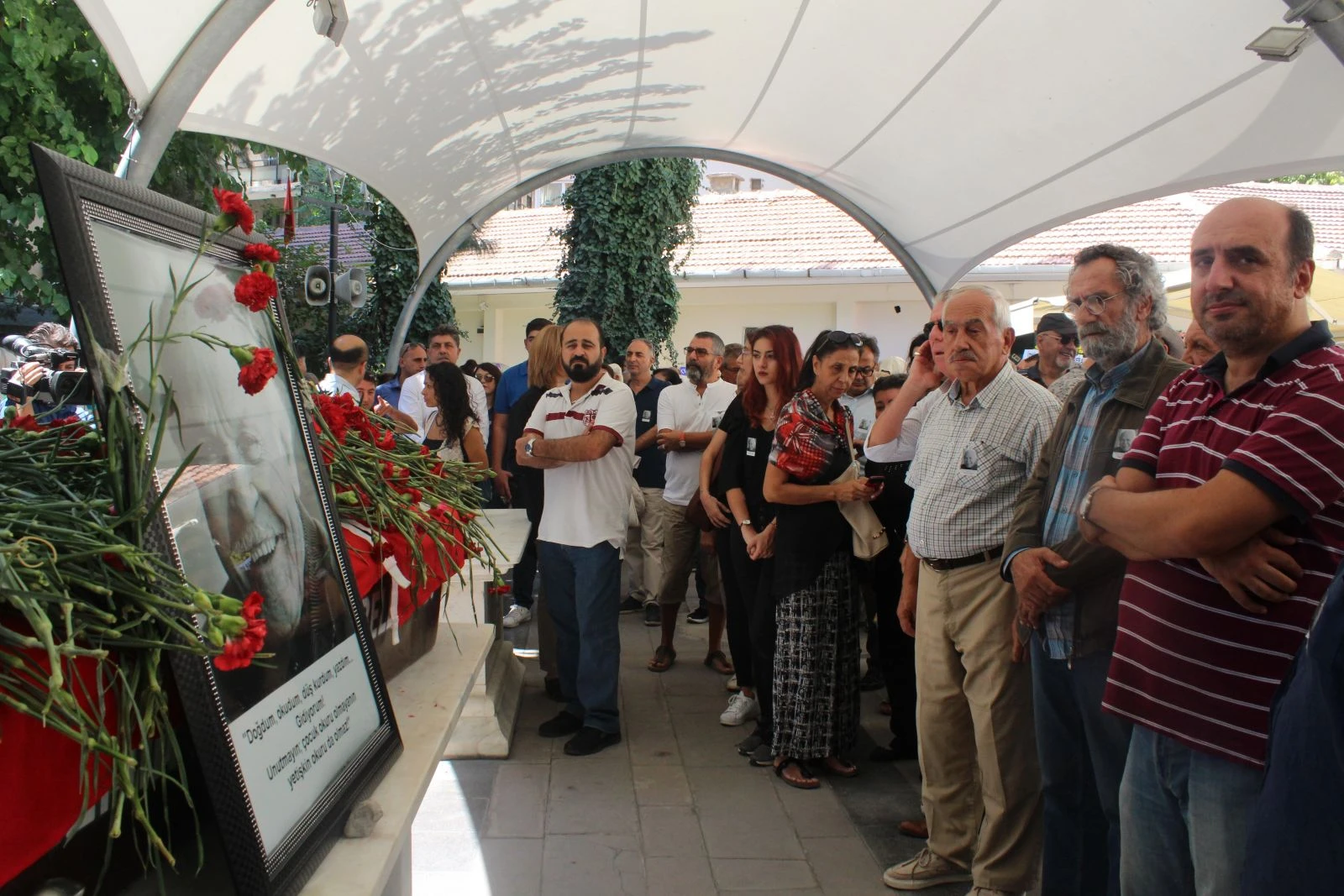 Usta yazar İzgü son yolculuğuna uğurlandı