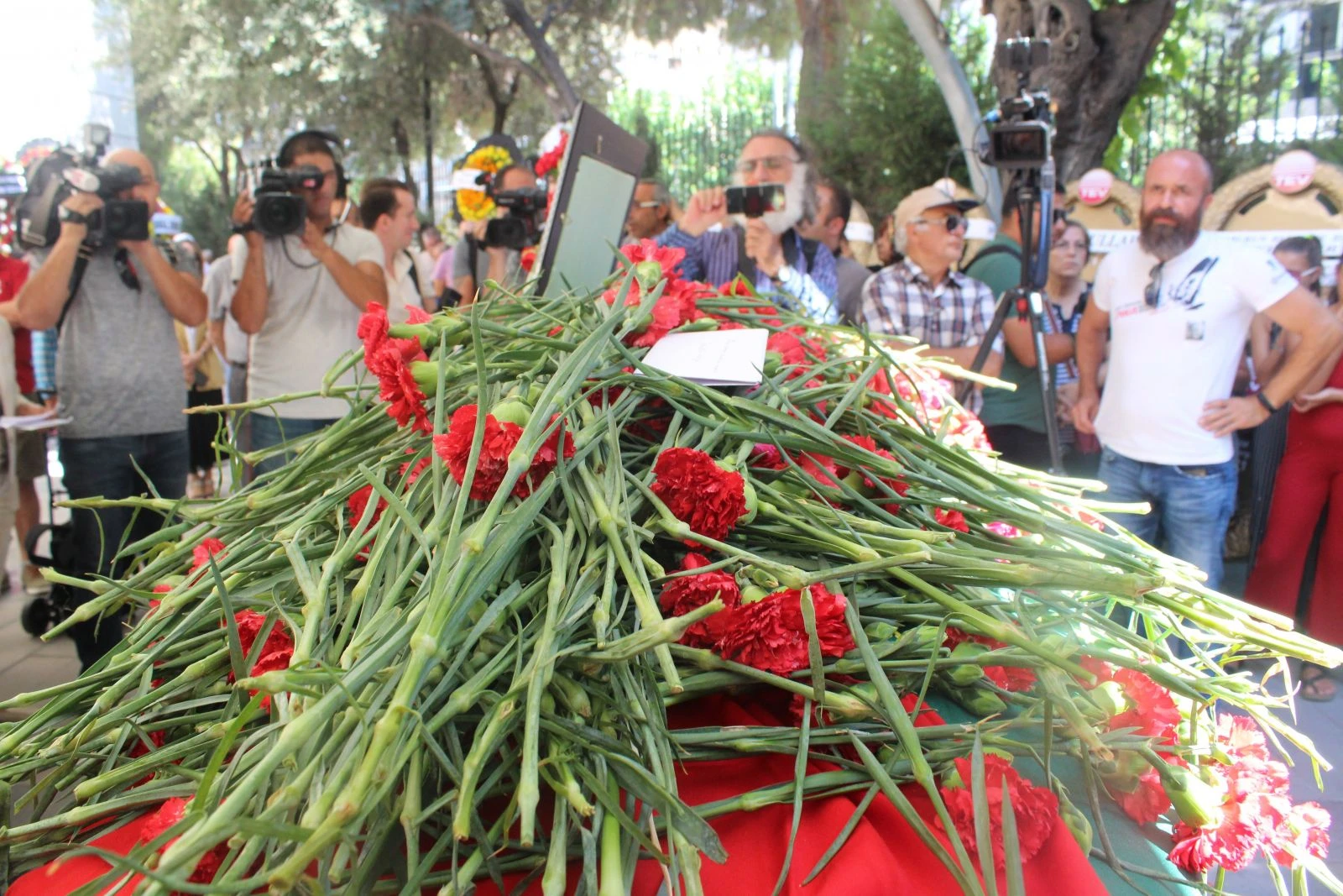 Usta yazar İzgü son yolculuğuna uğurlandı