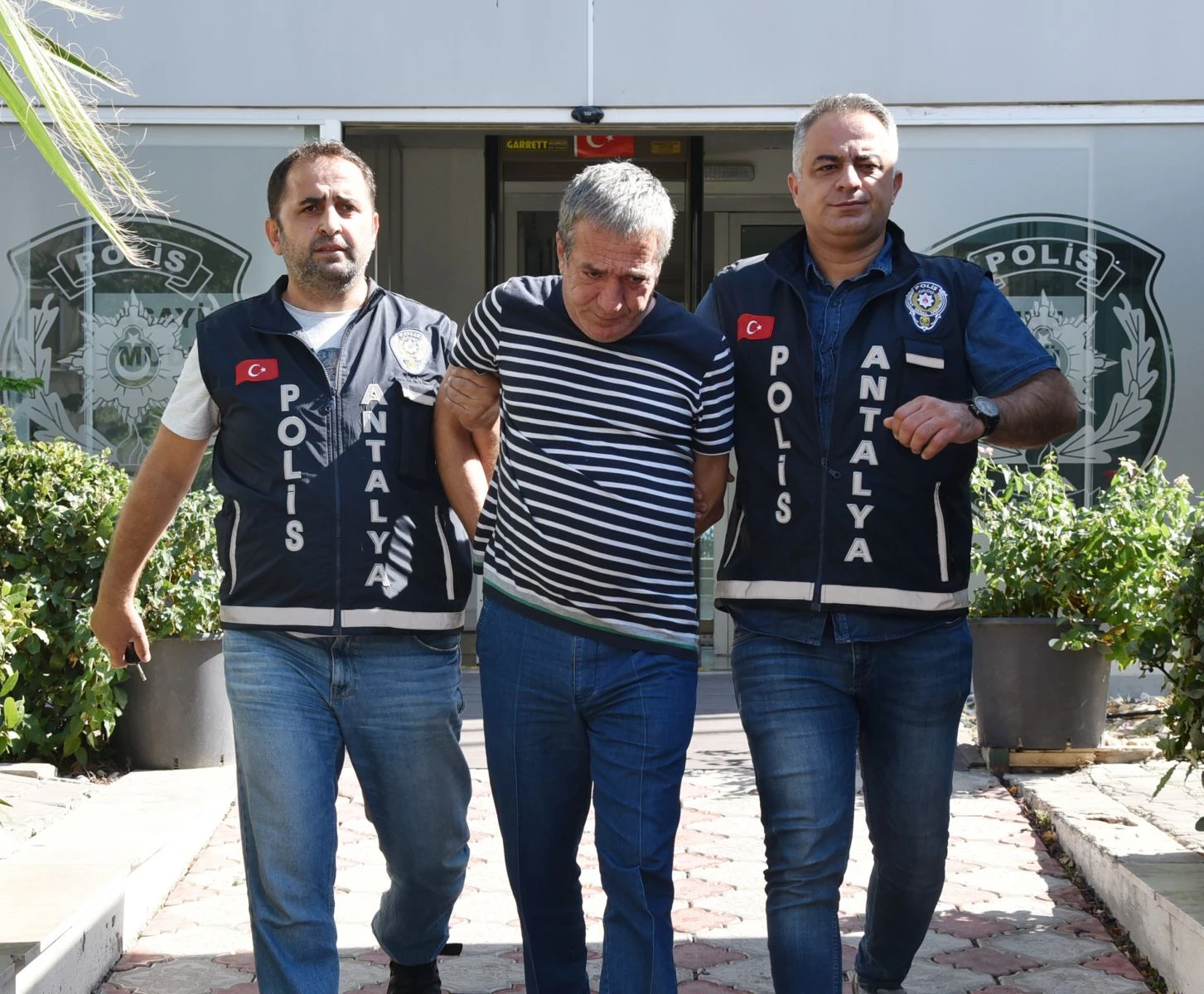 Cezaevi firarisi iş yeri kiralarken enselendi