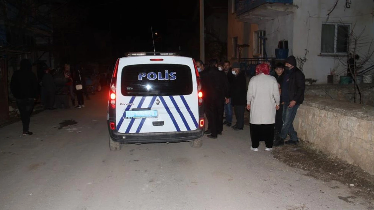 Kendine şiddet uygulayan kocasını bıçaklayarak öldürdü