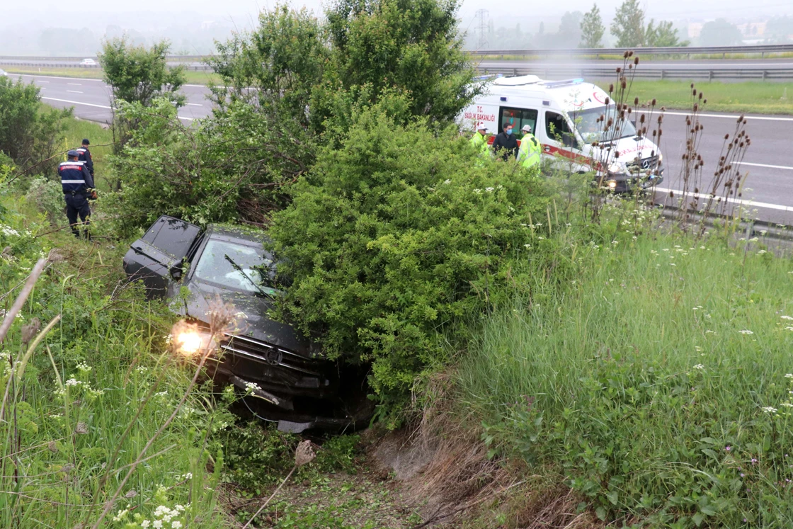 Otoyoldan çıkan cip ağaçların arasında girdi