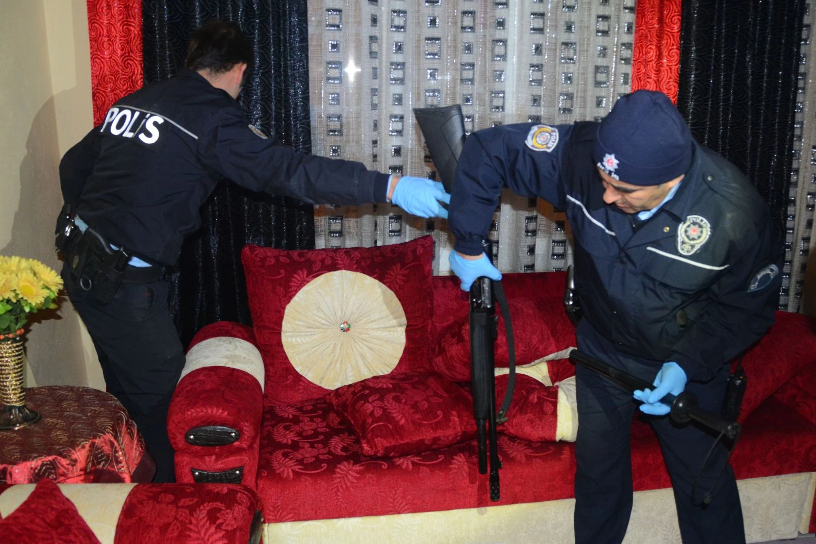 'Cono Operasyonu'nda dolaptaki gizli bölmeden kadın çıktı