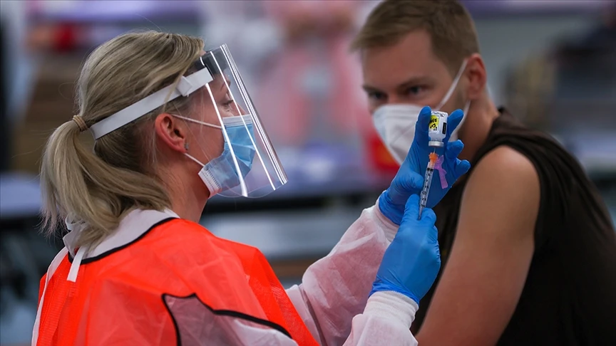 Aşısızların Covid-19'dan ölme riski 11 kat daha fazla